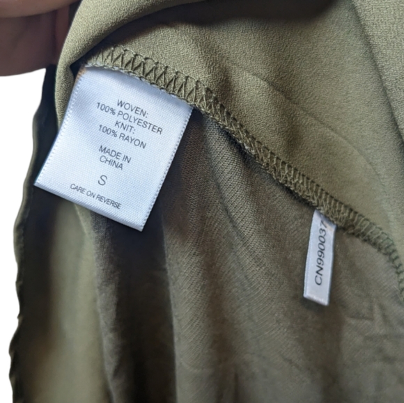 Soho New York & Company Olive Green V-Neck Tank Top 🌿✨ - Picture 7 of 8